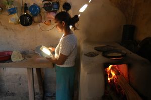 Palmeando Tortillas de masa de maiz, Macuelizo, Nueva Segovia, Nicaragua.